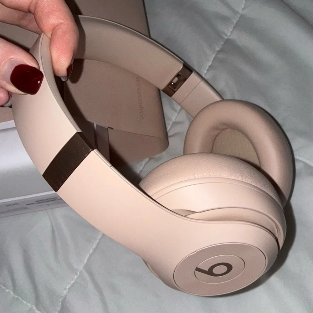 Beats Kim Kardashian studio pro head phones moon - Picture 2 of 7